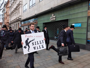 VIDEO: Brnem jde pochod švihlé chůze. Zábava je potřeba, říkají zakladatelé