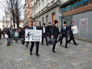 VIDEO: Brnem jde pochod švihlé chůze. Zábava je potřeba, říkají zakladatelé