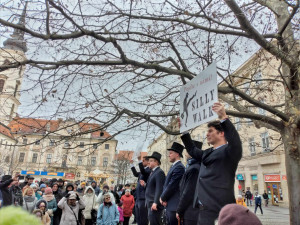 VIDEO: Brnem jde pochod švihlé chůze. Zábava je potřeba, říkají zakladatelé