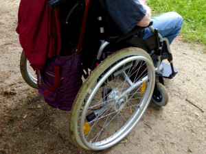 Bezohledný invalida v Brně najížděl svým vozíkem na kolemjdoucí ženy. Jedna před ním utíkala