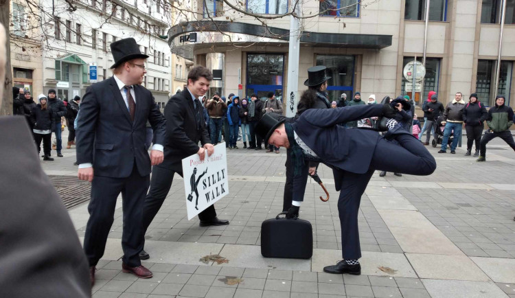 VIDEO: Brnem jde pochod švihlé chůze. Zábava je potřeba, říkají zakladatelé