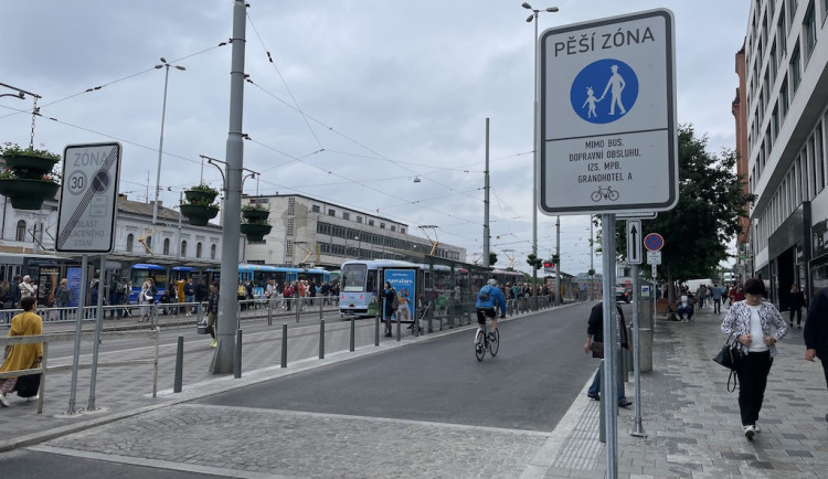 Úředníci v Brně zrušili pěší zónu u hlavního nádraží. Značky na místě nevydržely ani rok