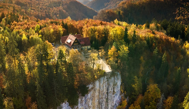 Neukáznění řidiči parkovali až u Macochy. Ochranářům došla trpělivost a postavili novou závoru