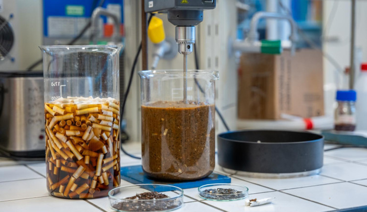 Vědci z Brna chtějí recyklovat zahřívané cigarety. Ty mohou sloužit jako postřik k hubení škůdců