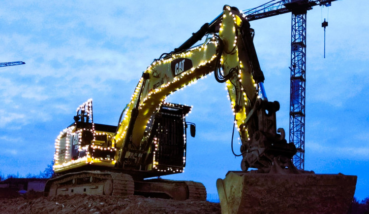 Lidé v Brně obdivují nazdobený bagr. Dělníci ho povolali na stavbu parkovacího domu