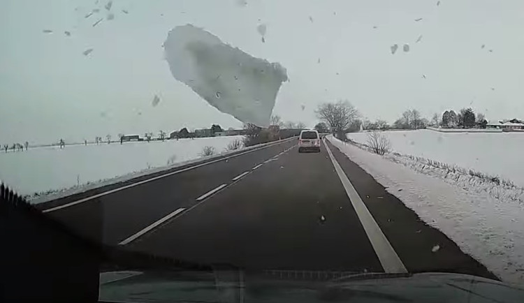 VIDEO: Řidič kamionu si neočistil led ze střechy, kra prolétla předním oknem do kabiny osobního auta