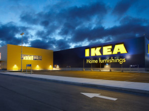 Ikea stahuje z prodeje nabíječku. Při jejím používání se mohou lidé zranit elektrickým proudem
