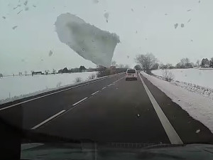 VIDEO: Řidič kamionu si neočistil led ze střechy, kra prolétla předním oknem do kabiny osobního auta