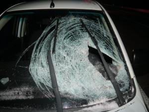 Letící kus ledu rozbil čelní sklo auta a zranil řidičku v něm. Ta skončila v nemocnici
