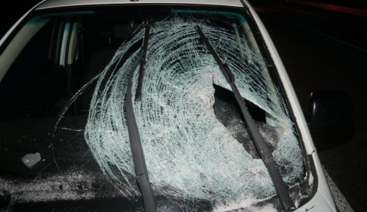 Letící kus ledu rozbil okno projíždějícího auta a zranil řidičku v něm. Skončila v nemocnici