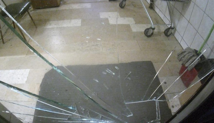 Opilec s plným močovým měchýřem prokopl dveře veřejných záchodů. Bylo zamčeno, hájil se