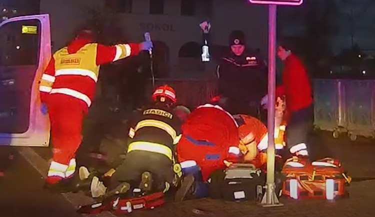VIDEO: Dodávka srazila mladou dívku na přechodu, je těžce zraněná
