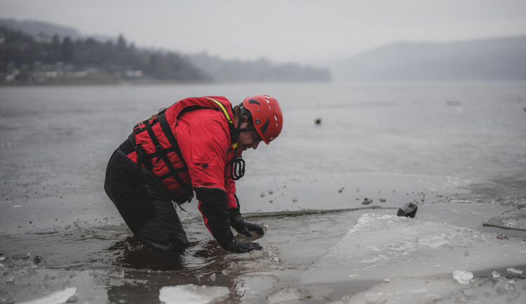 Nevstupujte na zamrzající hladinu Brněnské přehrady, varují strážníci