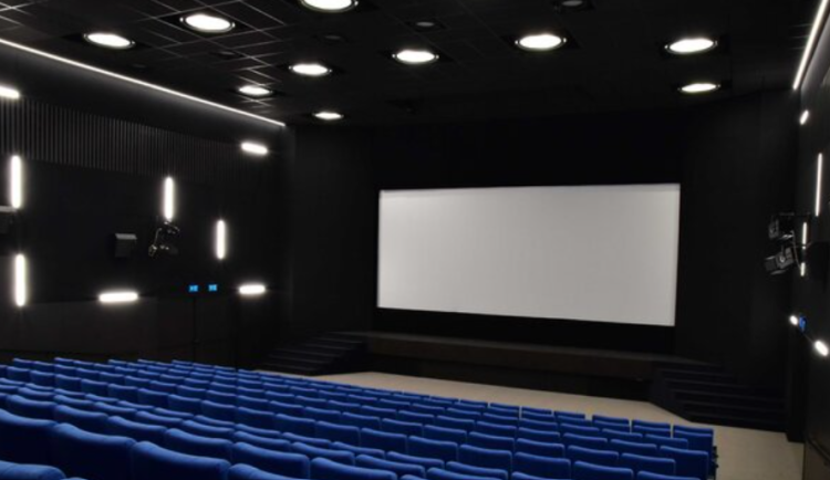 Ve Vyškově opravili střechu kina, do kterého zatékalo. Návštěvníky lákají na popcorn a nové záchody Foto: kino Vyškov