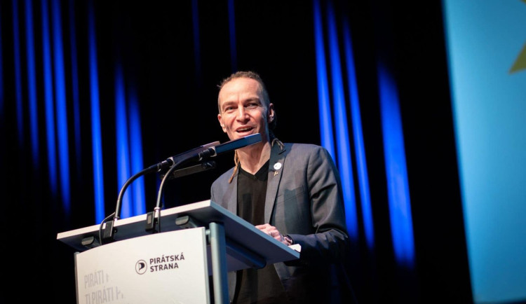 Piráti si v Brně volili předsedu. Stranu dále povede vicepremiér Bartoš