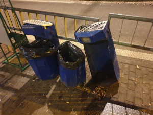 Mladík v Brně rozkopal odpadkové koše u zastávky. Ujel mi poslední autobus, vysvětloval