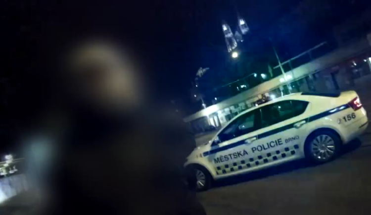 VIDEO: Muž na brněnském nádraží ukazoval na strážníky prostředníček. Jste fašisti, křičel