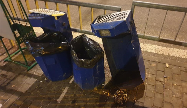 Mladík v Brně rozkopal odpadkové koše u zastávky. Ujel mi poslední autobus, vysvětloval