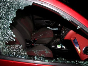 Zloděje lákají věci ukryté v autech. Jeden rozbil okno pro pět cigaret, další kvůli lyžím a bruslím