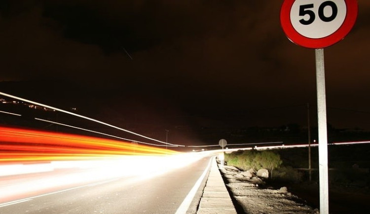 Muž se zákazem řízení se řítil sedmdesátkou ulicemi Brna. Za volantem seděl někdo jiný, tvrdil