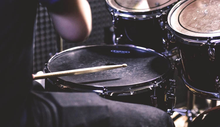 Muž z Brna rozjel o půlnoci bubenickou show. Sousedka na něj zavolala strážníky