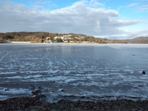 VIDEO: I tenký led může lákat k bruslení. Radši se ale kochejte jen ze břehu, vzkazují strážníci