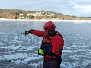 VIDEO: I tenký led může lákat k bruslení. Radši se ale kochejte jen ze břehu, vzkazují strážníci
