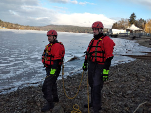 VIDEO: I tenký led může lákat k bruslení. Radši se ale kochejte jen ze břehu, vzkazují strážníci