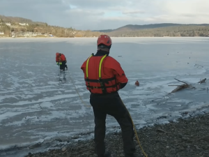VIDEO: I tenký led může lákat k bruslení. Radši se ale kochejte jen ze břehu, vzkazují strážníci