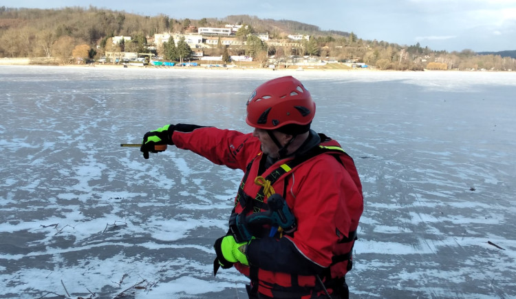 VIDEO: I tenký led může lákat k bruslení. Radši se ale kochejte jen ze břehu, vzkazují strážníci