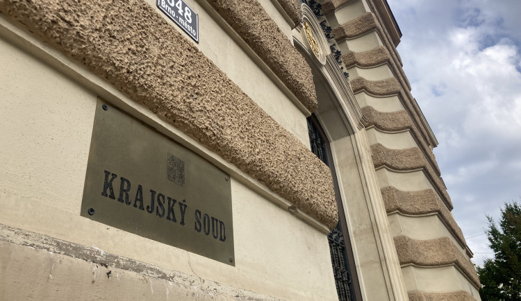 Muž bodl kolegu pilníkem kvůli facce a dvěma tisícům. Před soudem z Brna utekl na Ukrajinu