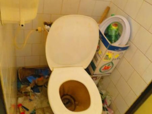 Špína a riziko kontaminace potravin. Restaurace má uzavřenou kuchyň