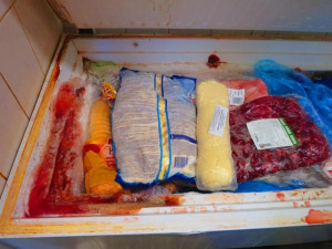 Špína a riziko kontaminace potravin. Restaurace má uzavřenou kuchyň