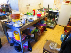 Špína a riziko kontaminace potravin. Restaurace má uzavřenou kuchyň