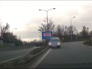 VIDEO: Řidička v Brně špatně odbočila a sjela do protisměru. Zavolala na pomoc policisty