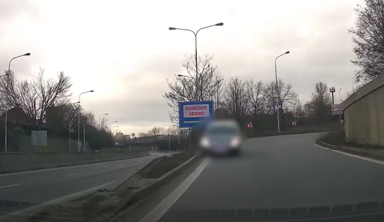 VIDEO: Řidička v Brně špatně odbočila a sjela do protisměru. Zavolala na pomoc policisty