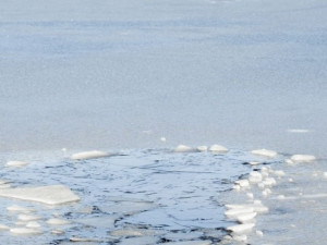 Bruslaři, kteří vyrazí na přírodní plochy, si musejí dávat pozor na tenký led i díry od otužilců