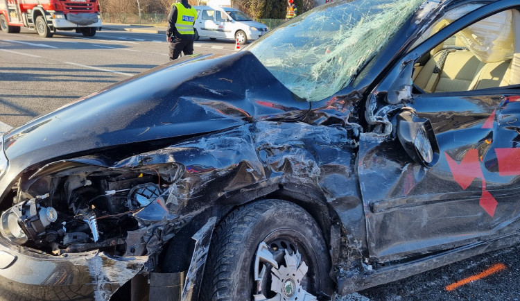 VIDEO: Řidič osobního auta vjel do cesty autobusu plnému dětí s opilým řidičem
