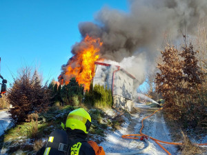 Požár chaty způsobil škodu za několik milionů korun. Dva lidé se zranili
