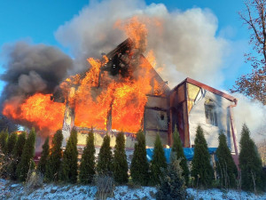 Požár chaty způsobil škodu za několik milionů korun. Dva lidé se zranili