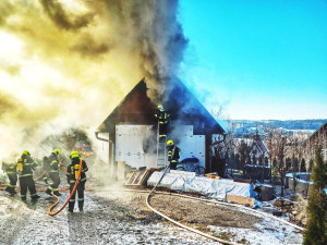 Požár chaty způsobil škodu za několik milionů korun. Dva lidé se zranili
