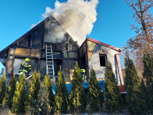 Požár chaty způsobil škodu za několik milionů korun. Dva lidé se zranili