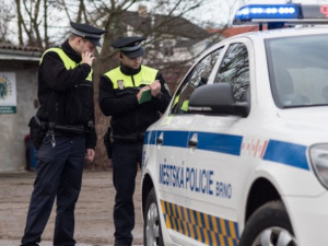 Muže v Brně rozzuřila pokuta za parkování. Místo placení nabral strážnici na kapotu a ujel