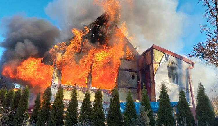 Požár chaty způsobil škodu za několik milionů korun. Dva lidé se zranili