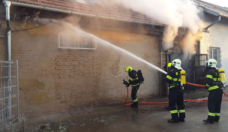 U požáru dílny zasahovalo třináct hasičských jednotek. Dítě se nadýchalo zplodin hoření