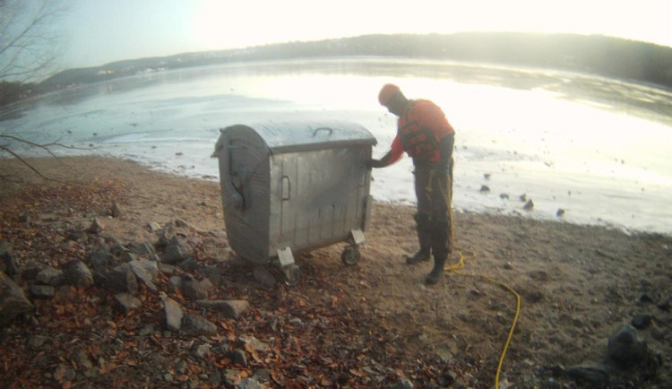 Na zamrzlé hladině Brněnské přehrady se povalovala popelnice. Odtáhli ji přivolaní strážníci