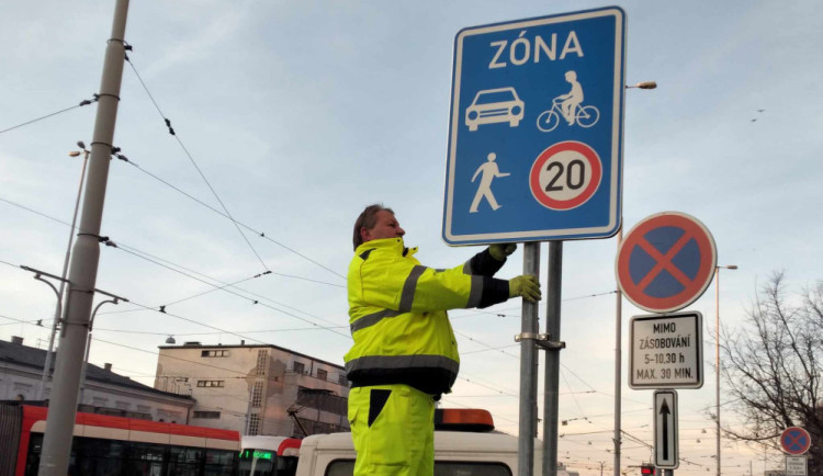 VIDEO: Dělníci instalují před nádražím v Brně dopravní značky nové sdílené zóny