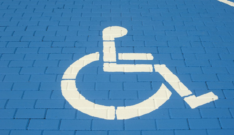 Řidiči v Brně zneužívají parkovací místa pro invalidy. Městská část to chce řešit