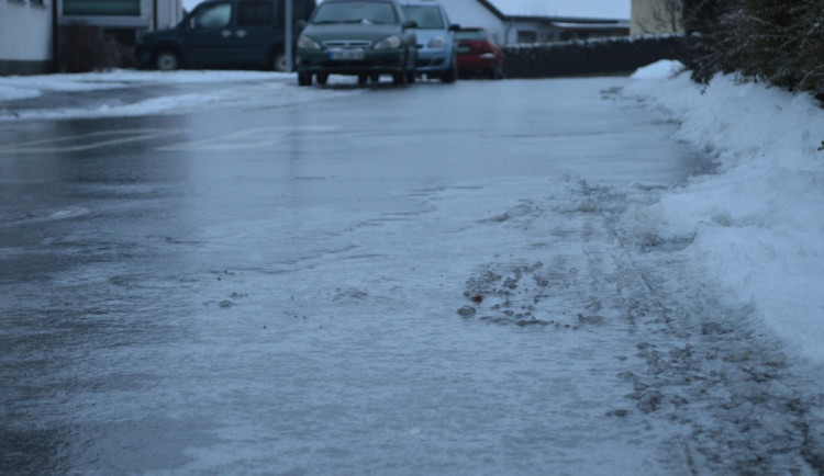 Ledovka na silnicích komplikuje dopravu na jihu Moravy. Autobusy mají zpoždění nebo ani nevyjely