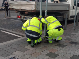 VIDEO: Dělníci instalují před nádražím v Brně dopravní značky nové sdílené zóny